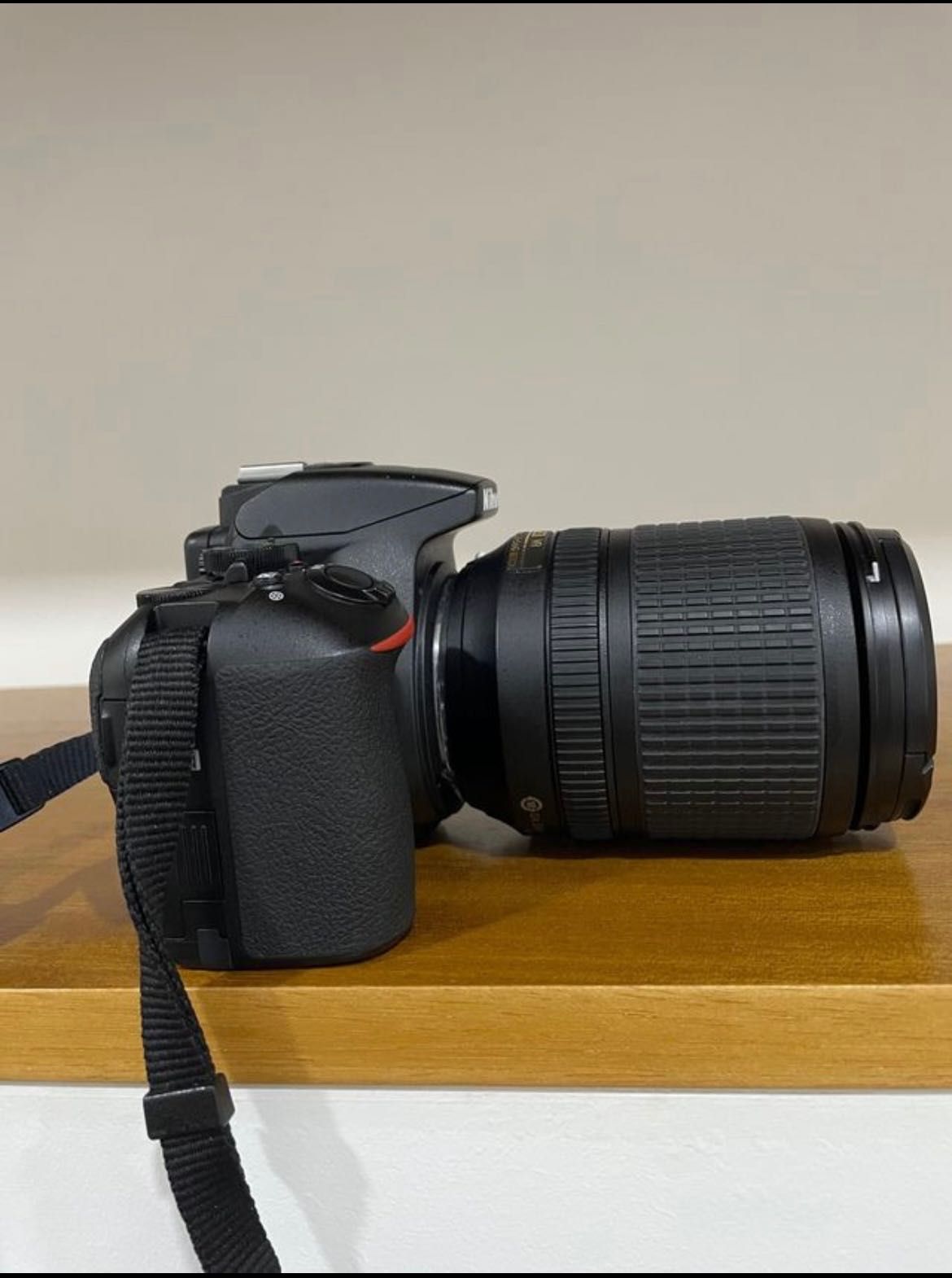 Vendo Nikon D5600 com lente e acessórios