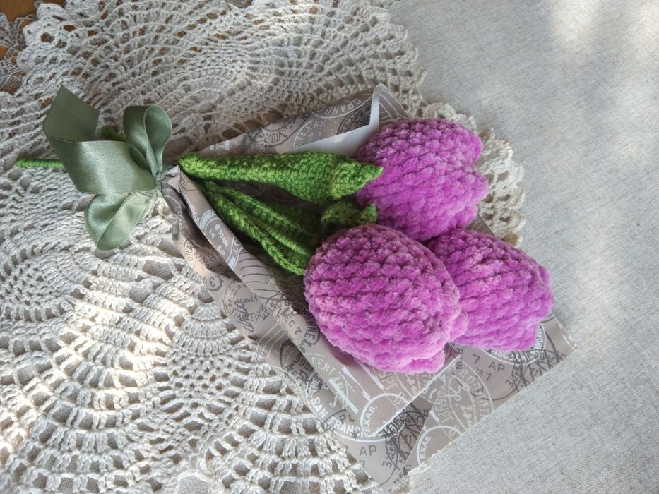 Bukiet szydełkowych tulipanów. Trzy tulipany