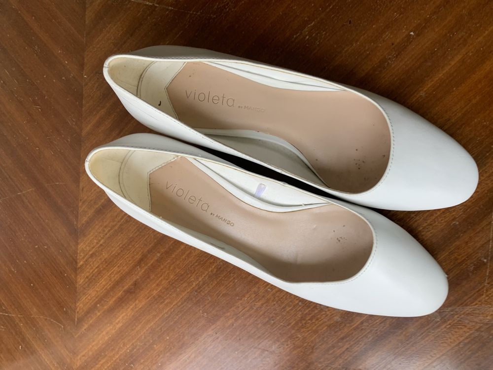Sapatos brancos com tacão largo de 5 cm