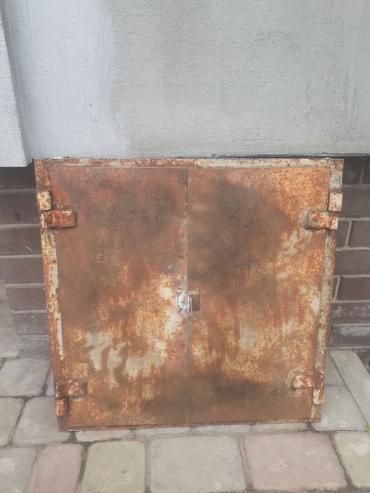 Кришка люка осталась после стройки