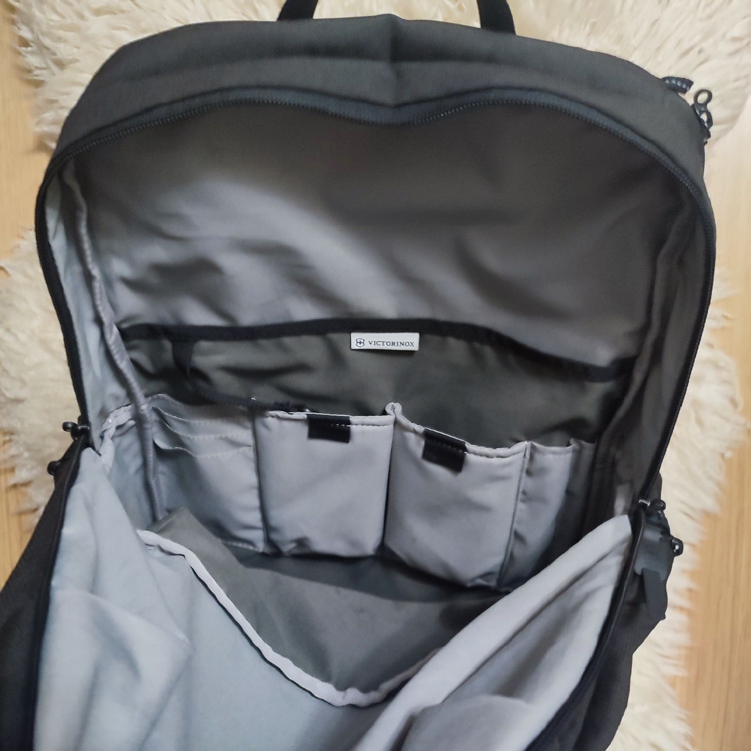 Міський рюкзак для ноутбука victorinox almont classic 21L