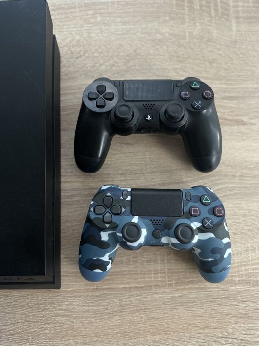 Ігрова приставка Sony Playstation 4 + дві гри