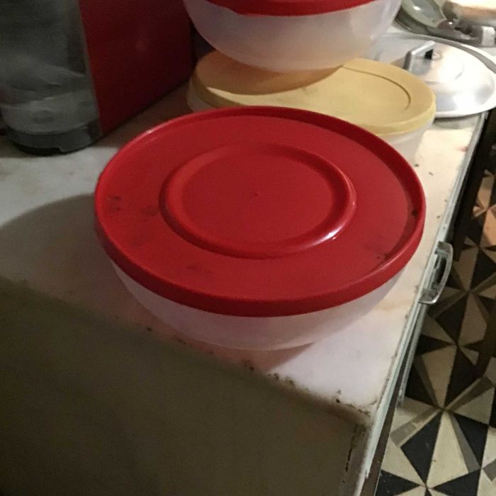 tuperware redondo com tampa vermelha