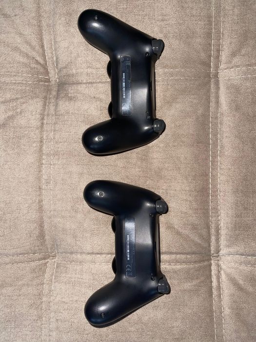 Playstation 4 Slim com 2 comandos - 1TB