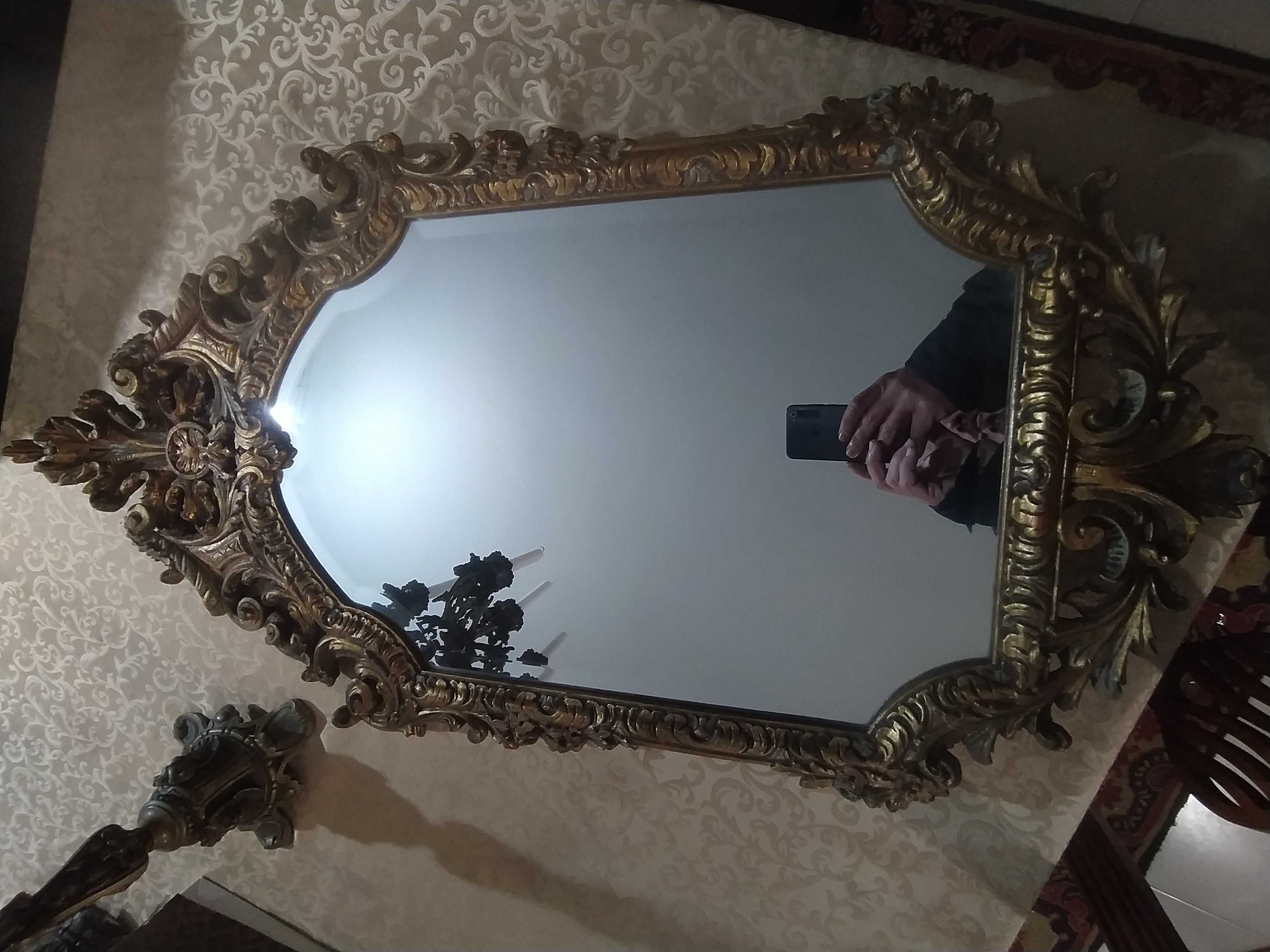 Espelho antigo com exuberante moldura