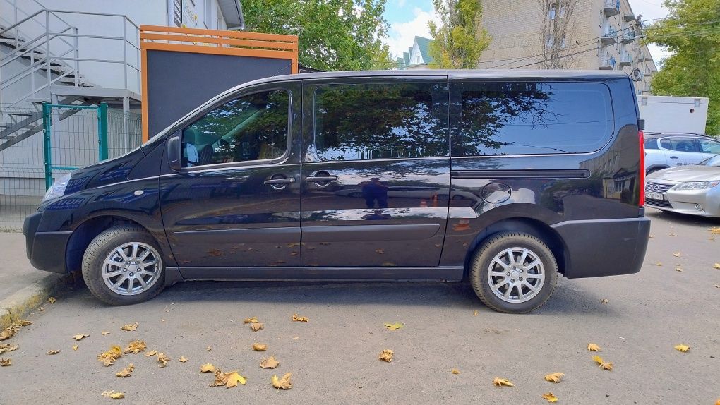 Toyota Proace 9 місць. Не Peugeot Expert. Не Citroen Jumpy.