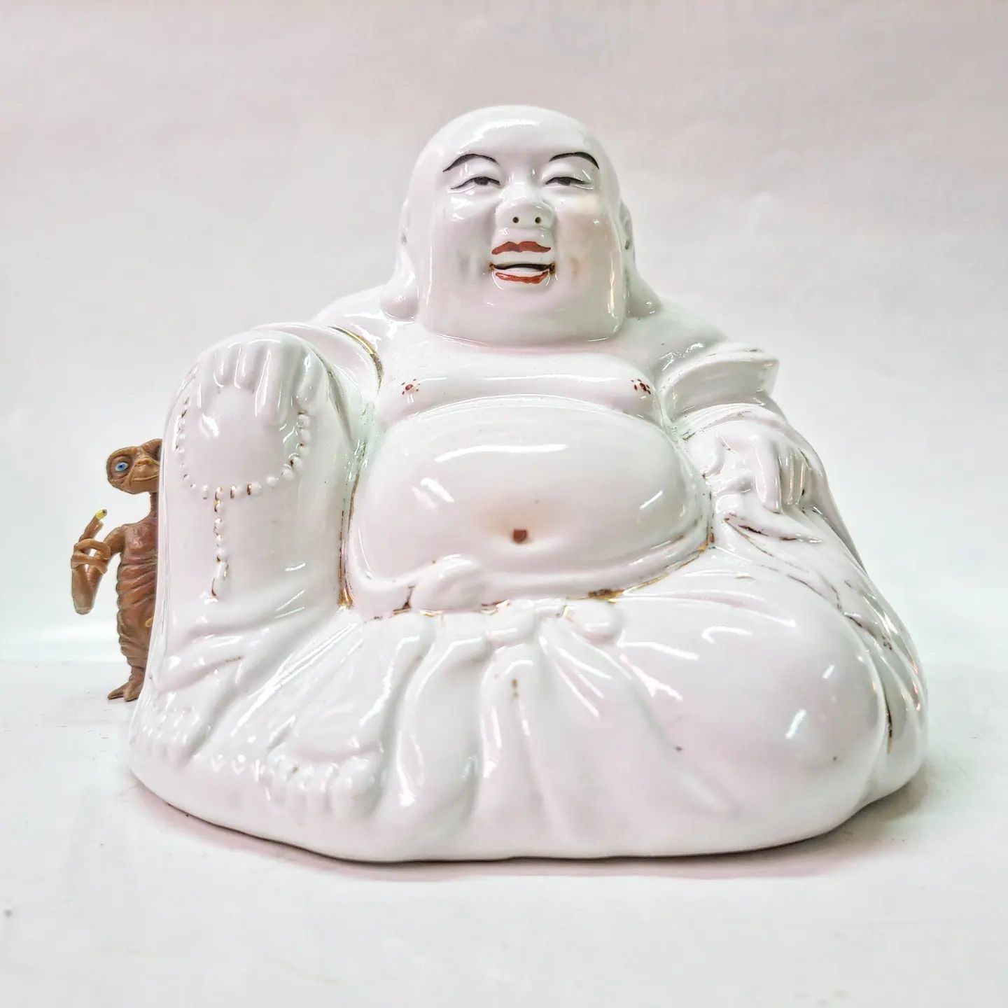 Buda

Fabricado em Macau

15 €

Dimensões 
Altura 13 cm
Base 13 x 15 c