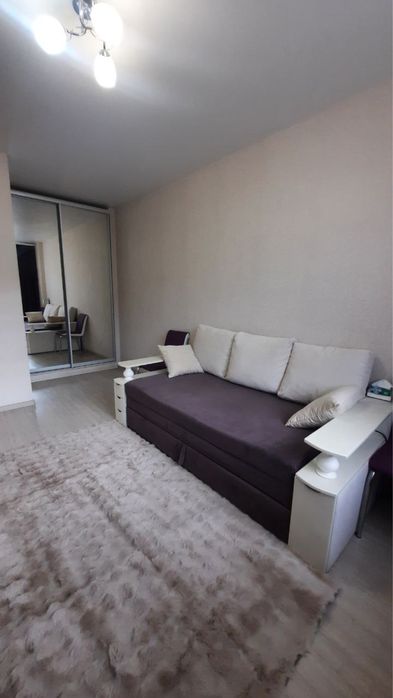 Продам хорошую однокомнатную Жк 7 Небо! Средний этаж! Укомплектована!