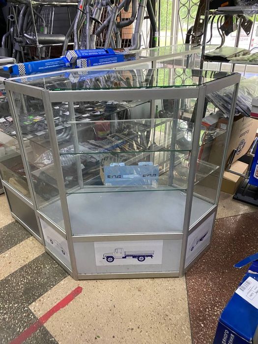 Торгівельні вітрини металеві зі склом