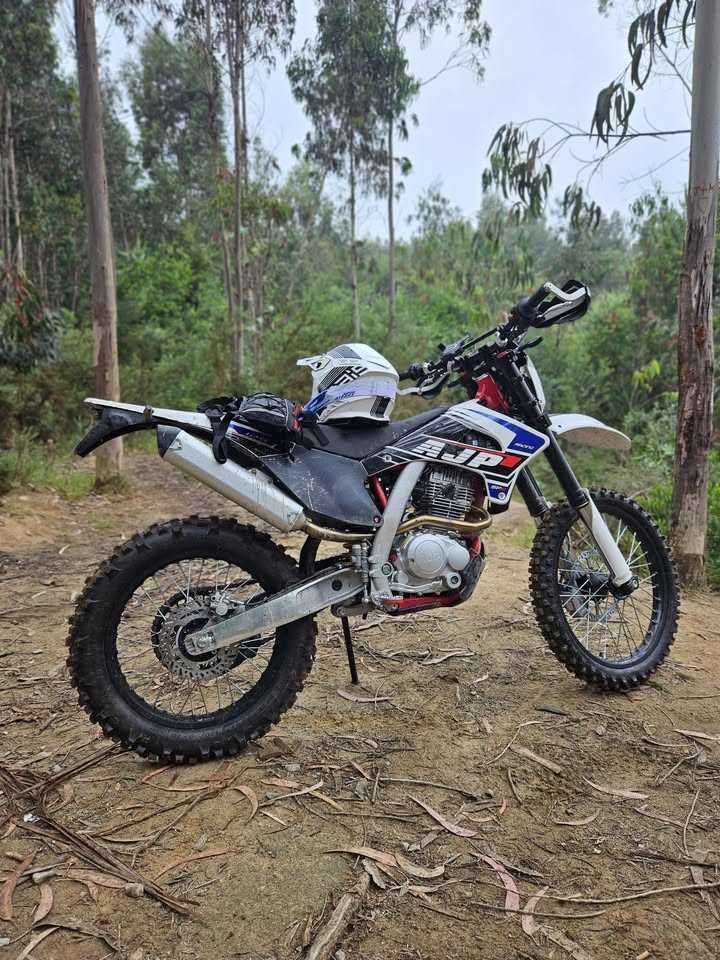 AJP 125cc SPR de 2023