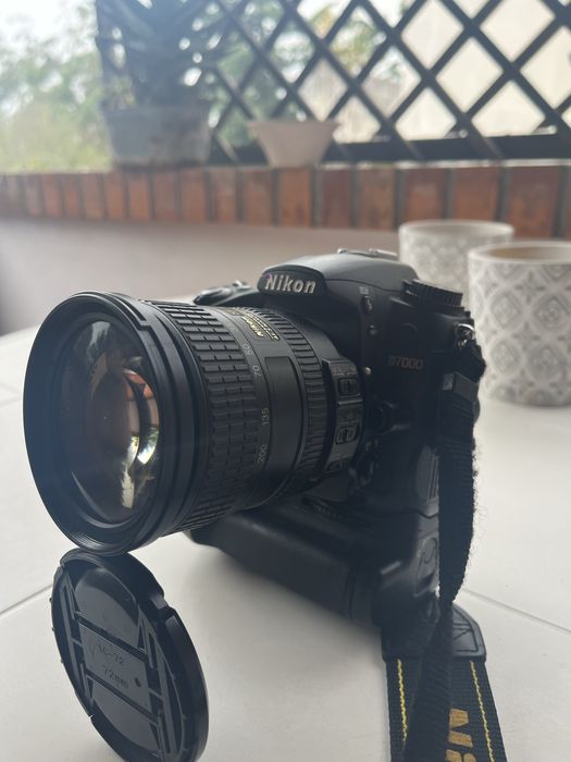 Nikon D7000 + Nikkor 18-200 VR + grip
