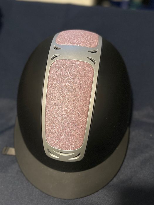 Frak jeździecki z kaskiem