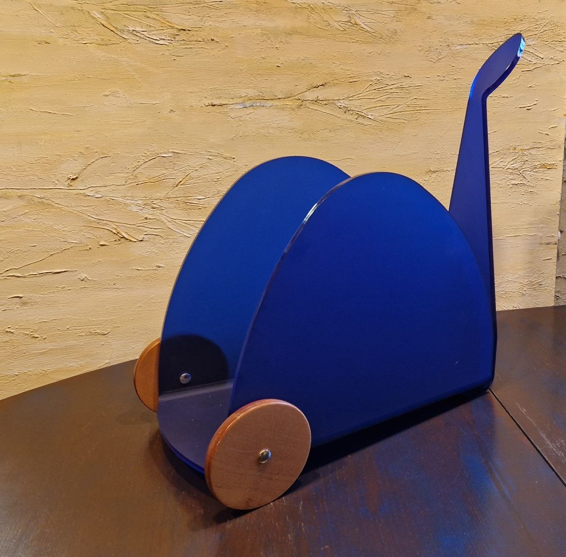 GAZETNIK/STOJAK na gazety,design Biesse,włoski,tworzywo szafirowe
