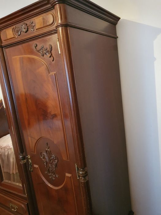 Roupeiro antigo com espelho