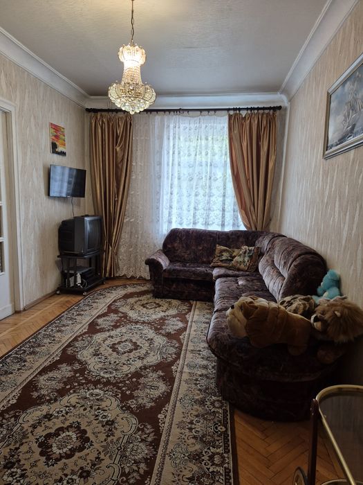 2-кімнатна сталінка . Центр. Площа.