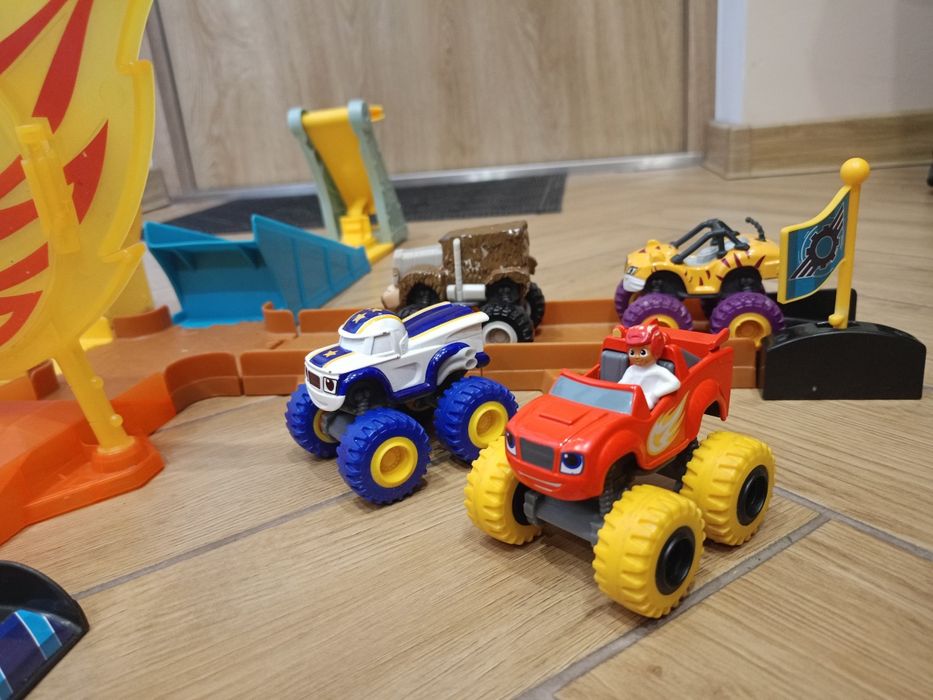 Zabawki z serii Blaze i Megamaszyny Nickledon Tor + 6 bajkowych  pojaz