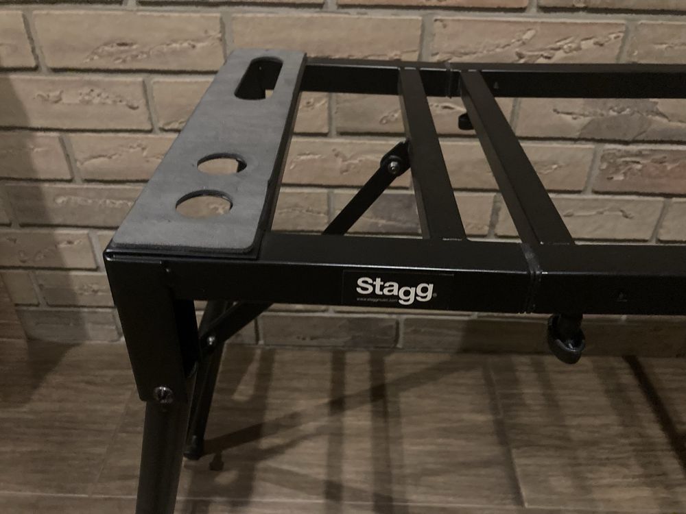 Statyw do keyboardu . Stage digital piano. Klawisza.