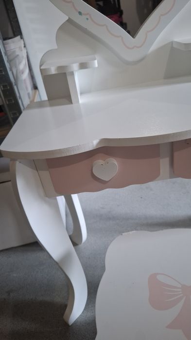 Mała toaletka dla dziewczynki