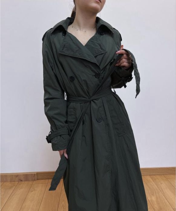 Тренч оливкового кольору, кольору хакі