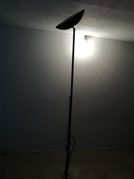 Candeeiro de pé e alto