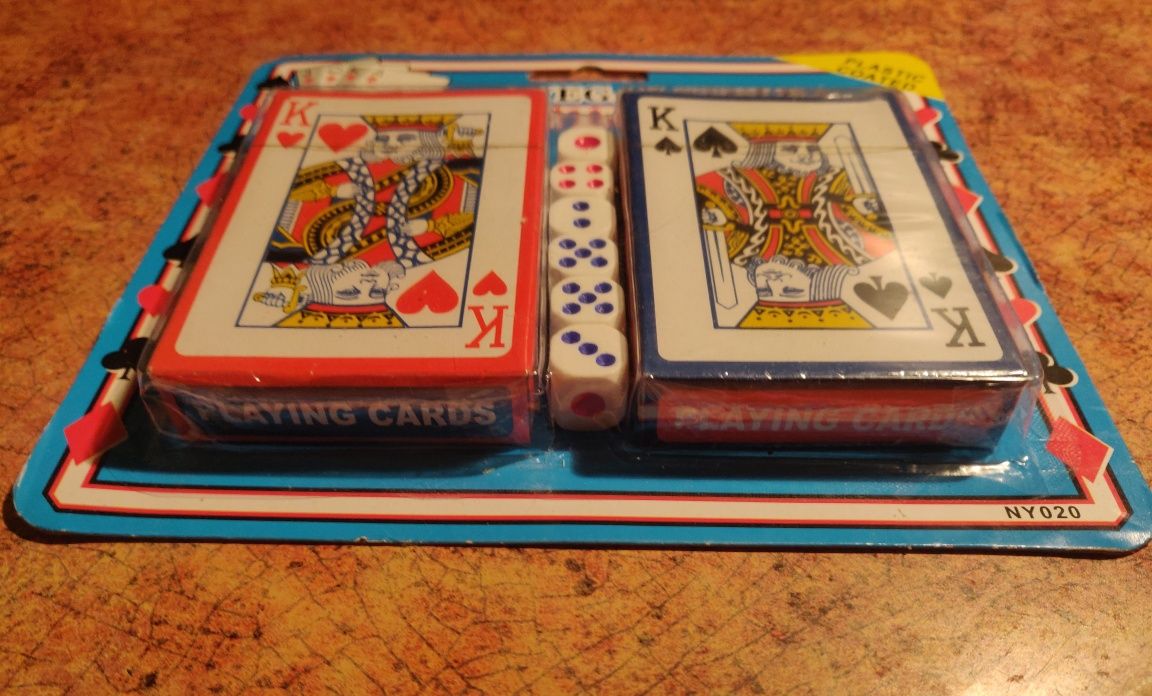 Набор игральных карт с кубиками две колоды
