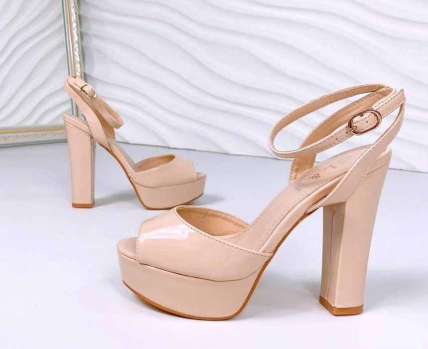 Акція 37-39 Стильні бежеві босоніжки на підборах туфлі лакові шпилька