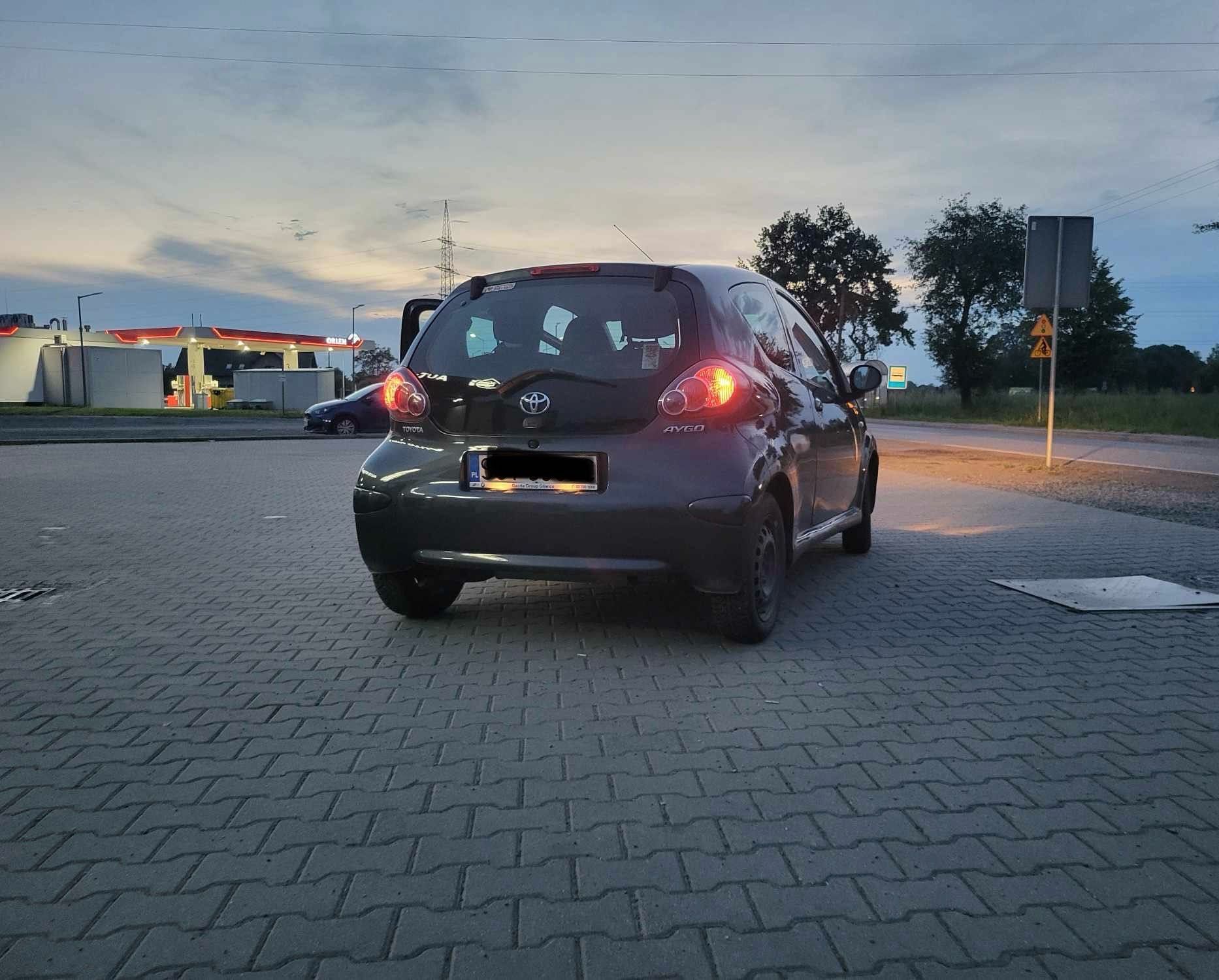 Toyota Aygo 1.0 2011 r. 87 tys. przebieg, 3-drzwiowe, klima