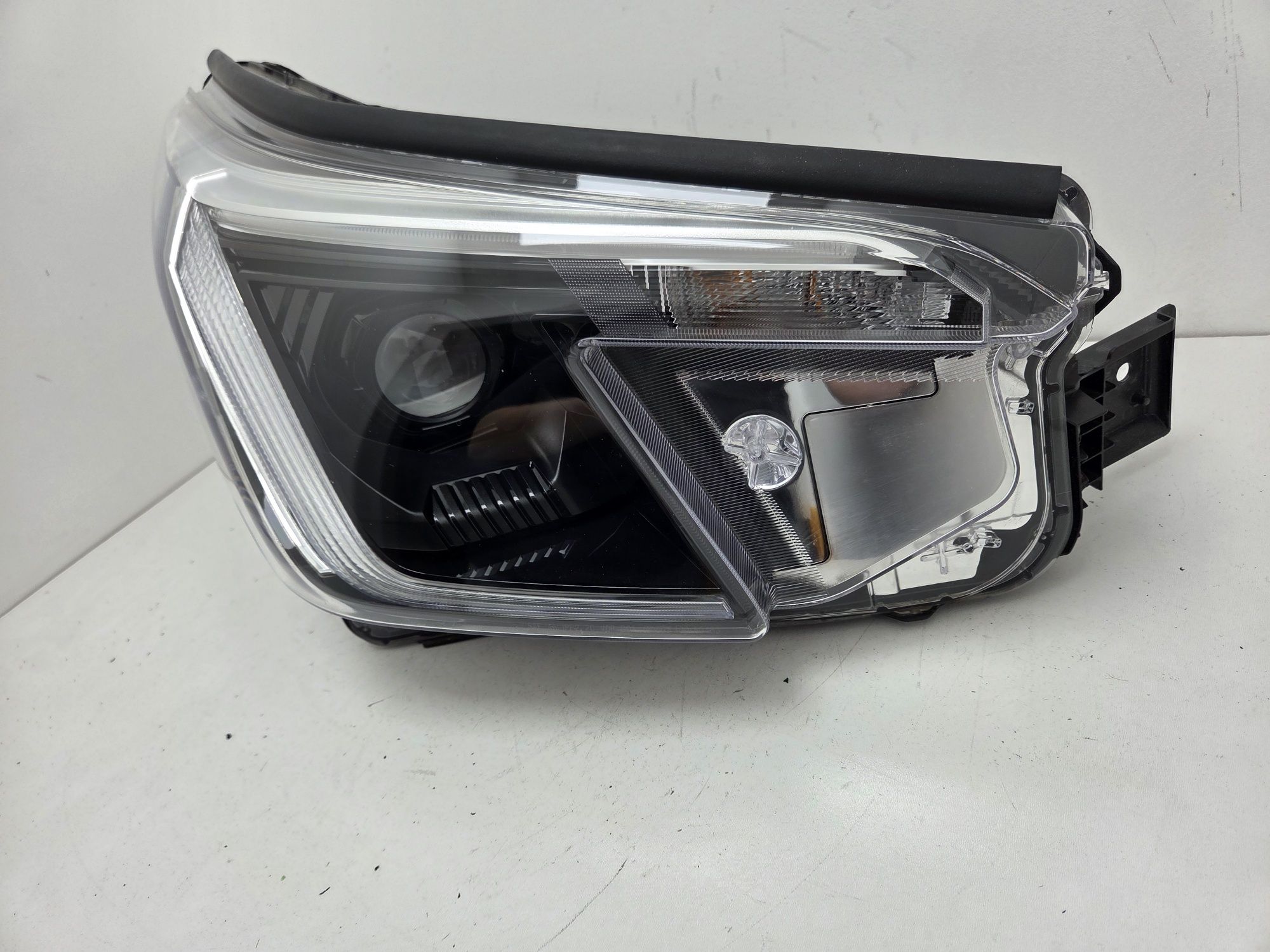 Фара права Subaru Forester 2022-2024 Full Led Adaptive USA