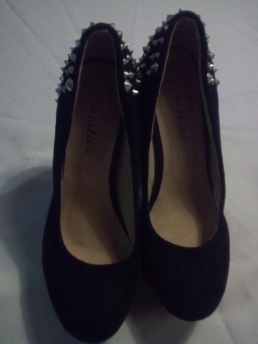 Sapatos pretos e Sandálias Beges/Pretas