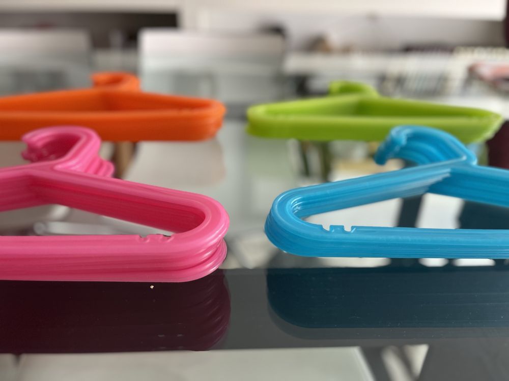 37 Cabides de plástico, muito resistentes do IKEA