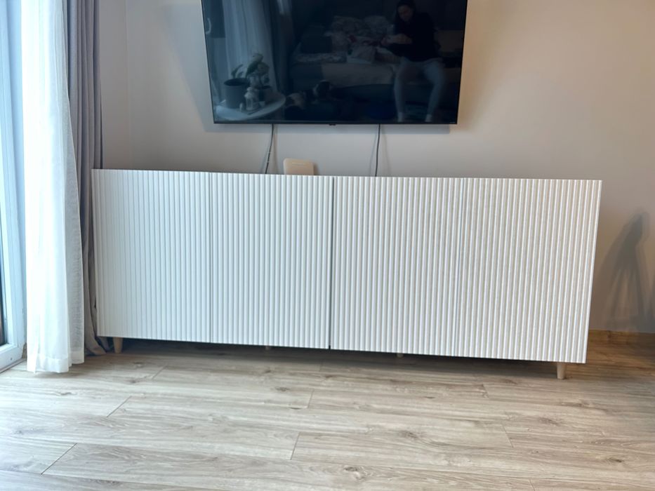 komoda biała z ryflowanymi frontami