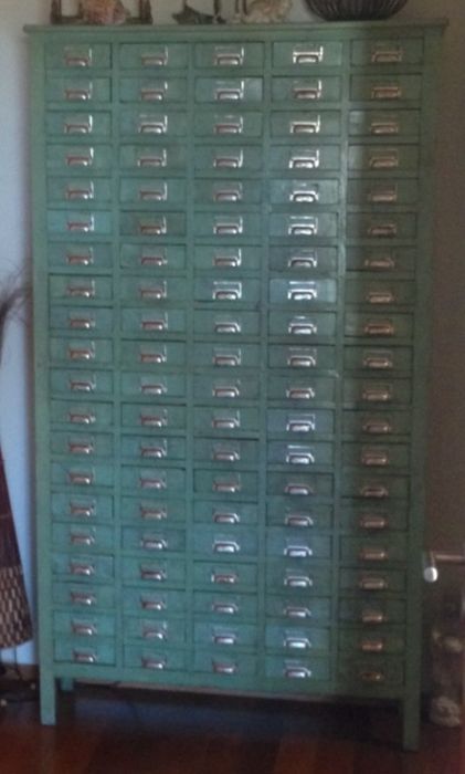 Móvel Vintage 108 Gavetas – Proveniente Farmacia Indonesia