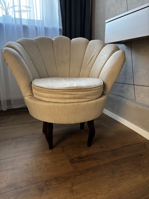 Beżowy fotel muszelka