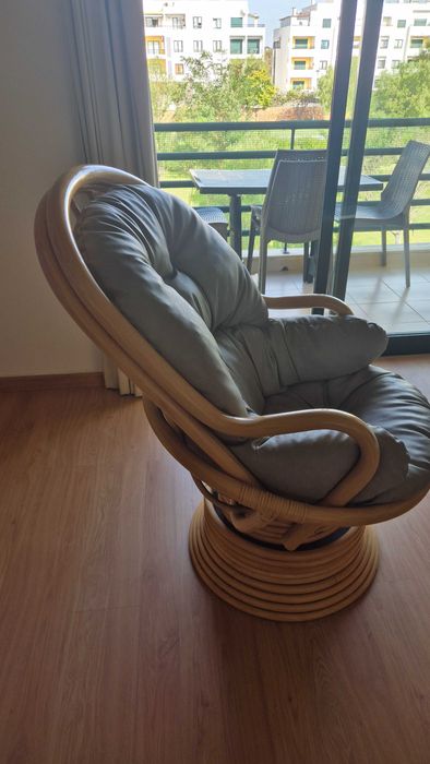 Cadeirão de sala em bambu com almofadado em pele cinza