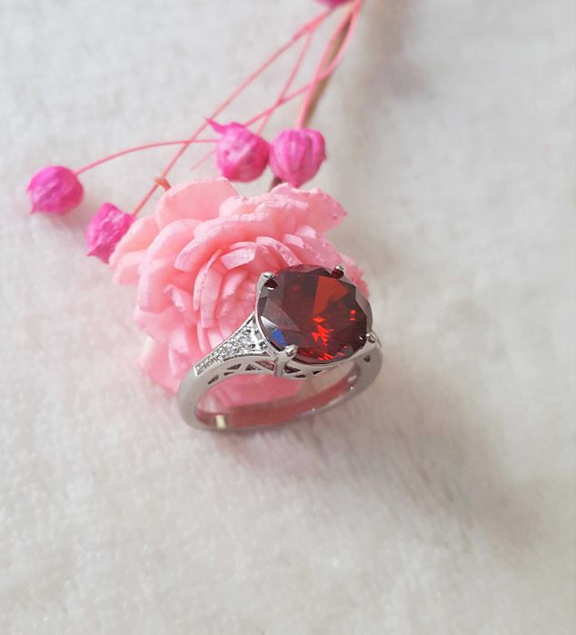 Nowy pierścionek srebrny kolor duże czerwone oczko kamień retro