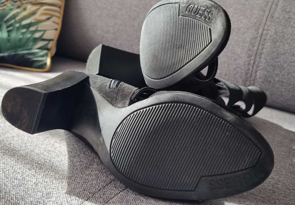 Guess czarne  buty na obcasie roz38 zamsz gumka stan bardzo dobry