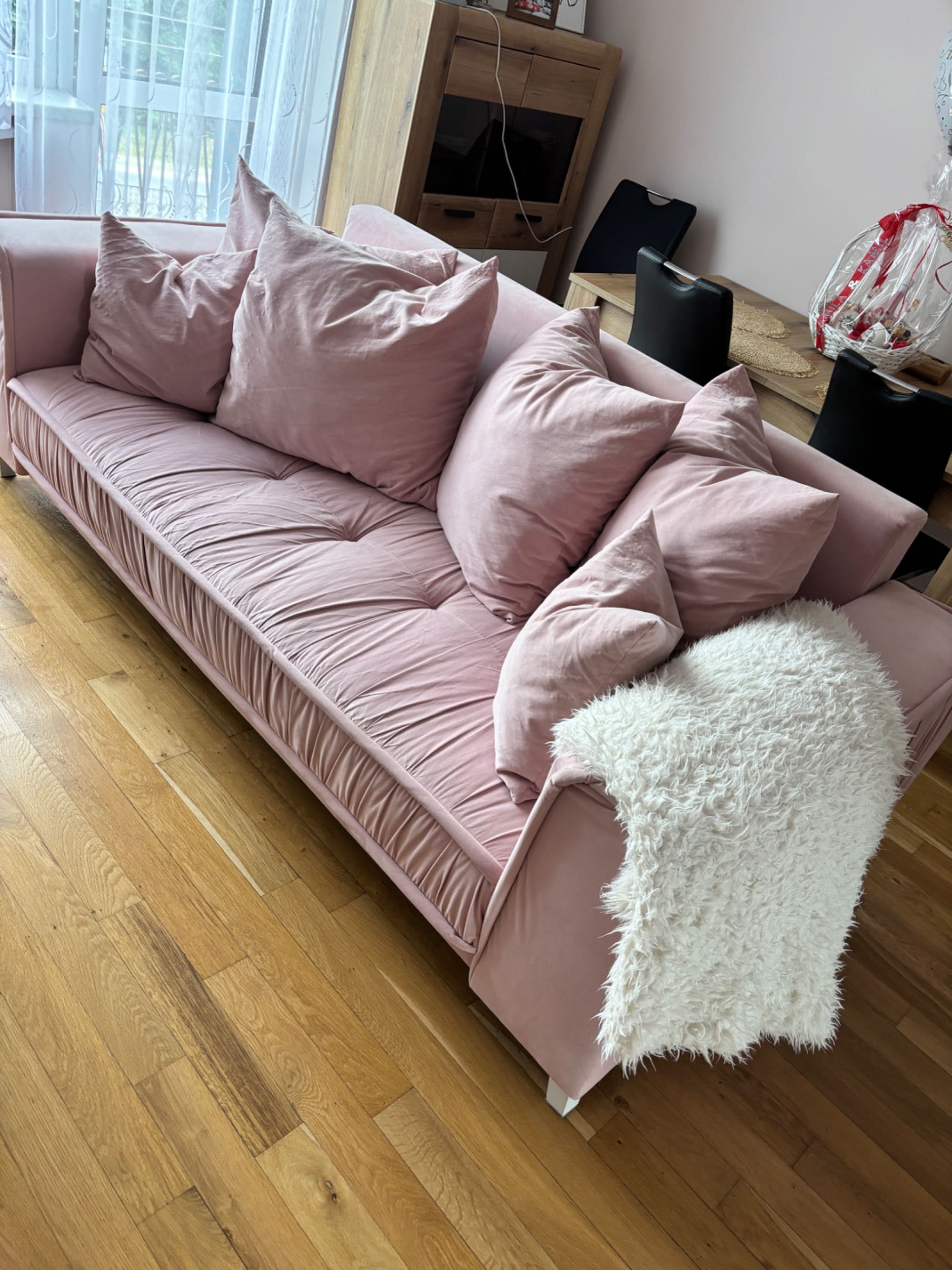 Różowa sofa na nóżkach