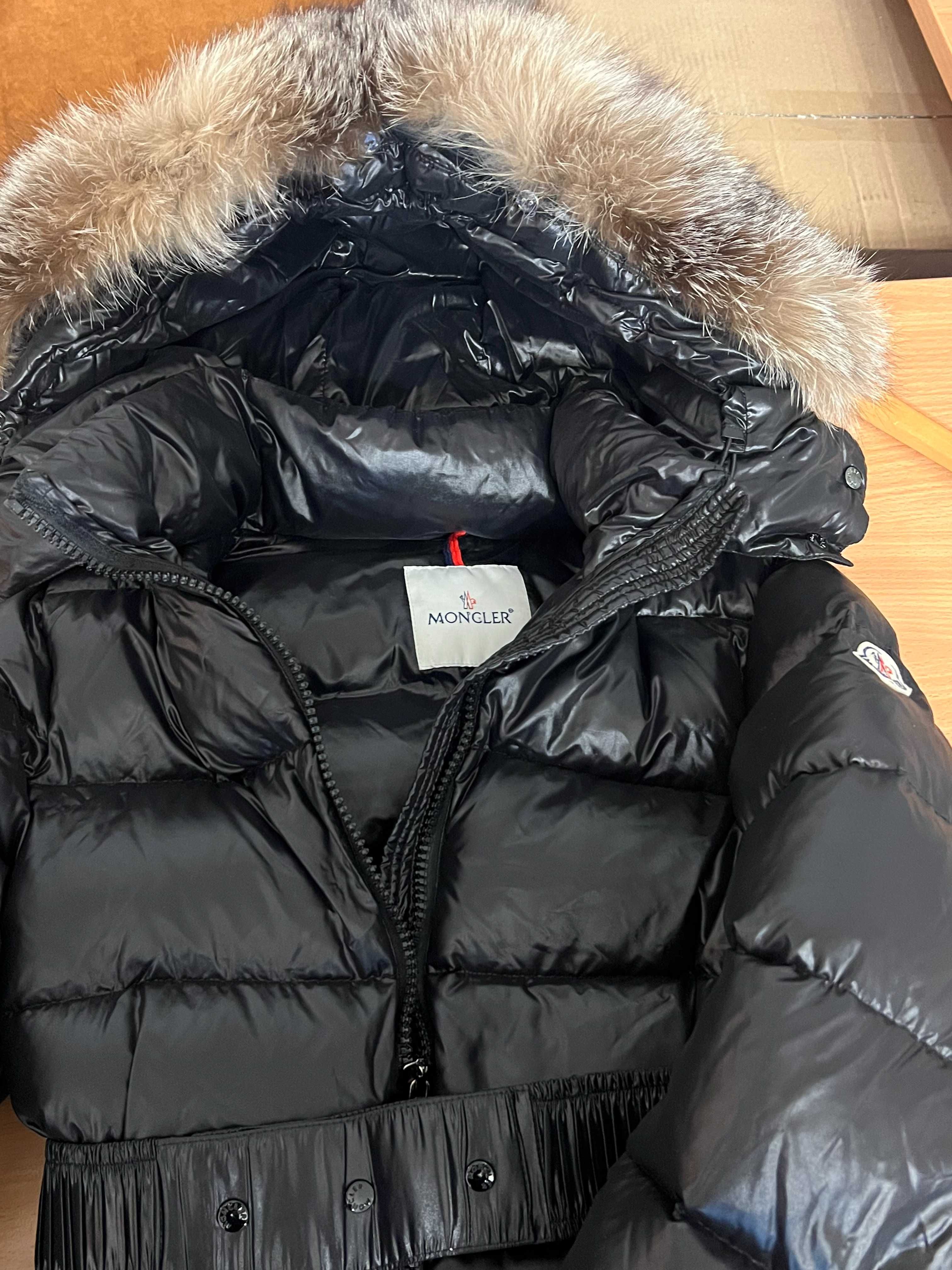 Жіночий пальто-пуховик Moncler