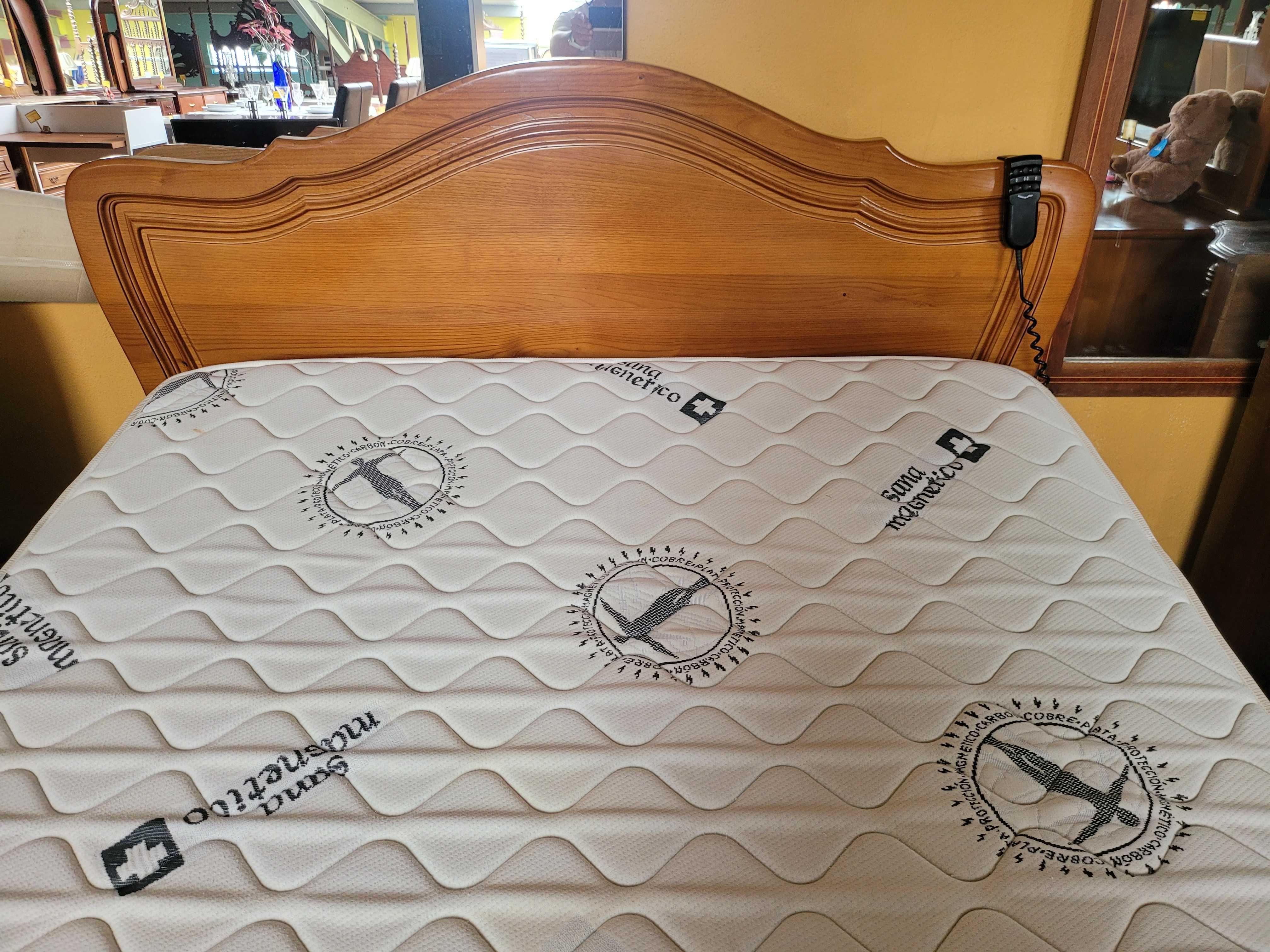 Excelente cama em madeira maciça com estrado articulad