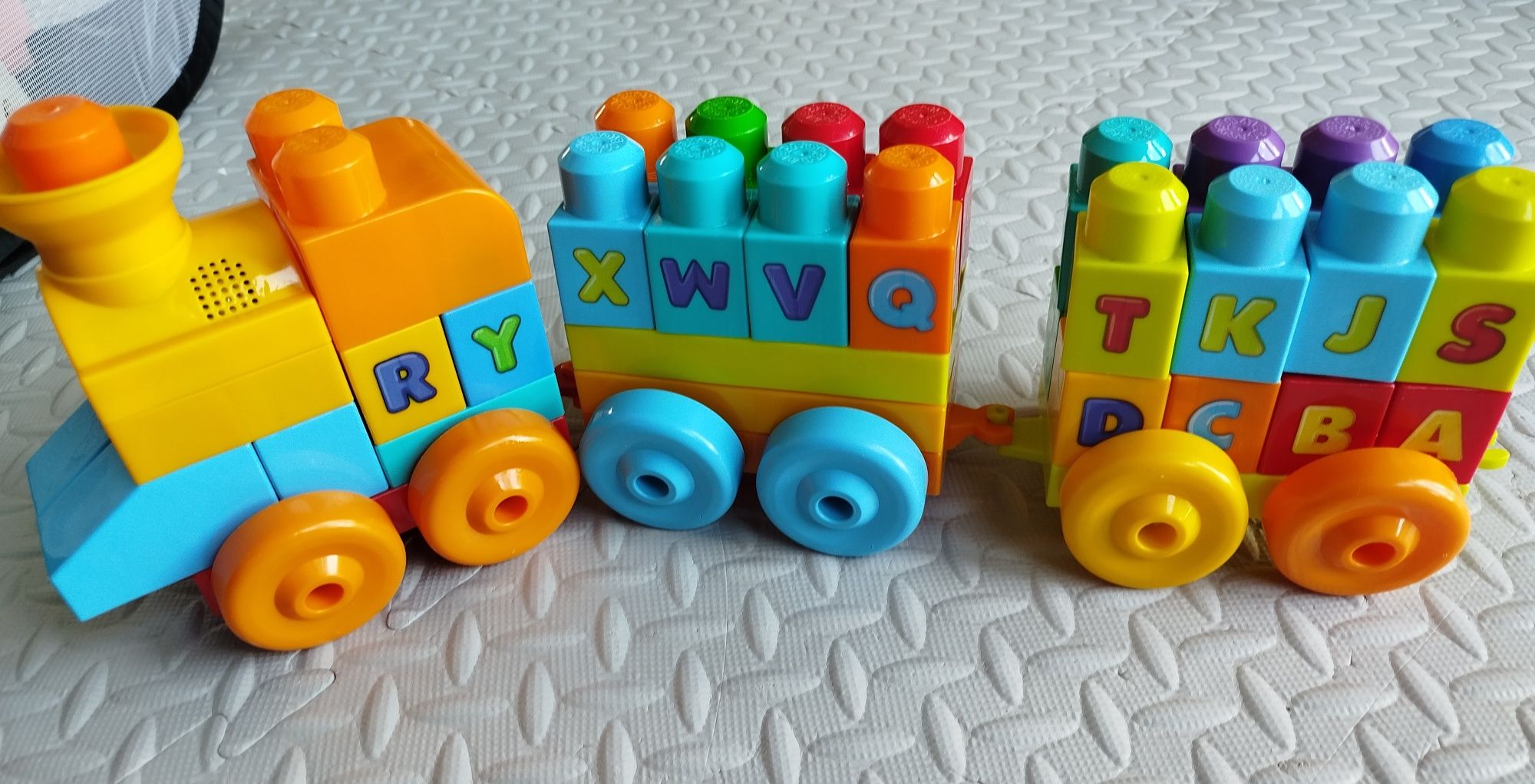 Pociąg z literkami. Klocki Mega Bloks