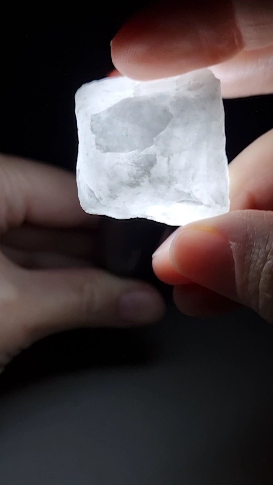 Молочний кварц (кристал/мінерал)