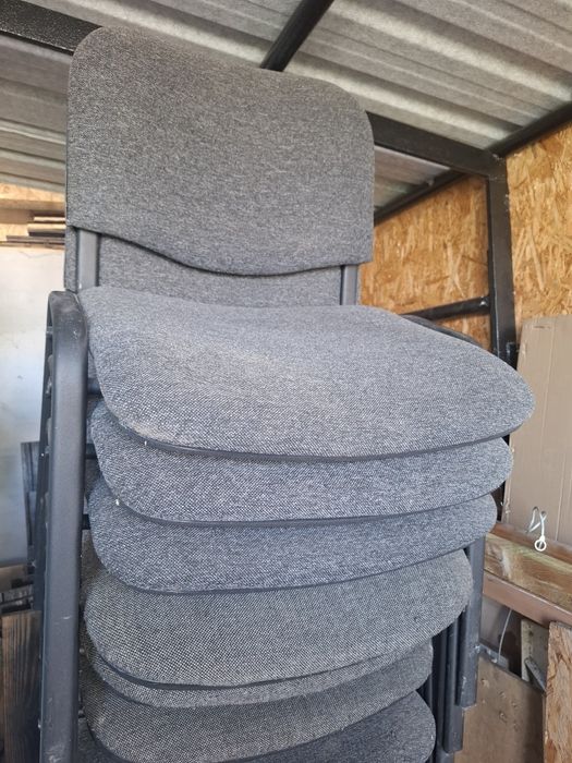 Krzesła biurowe szare