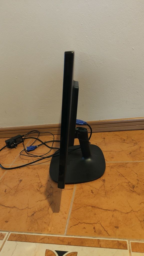 Monitor LG 22 cale z okablowaniem