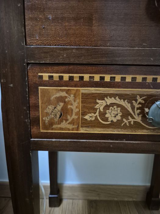 Mesa de cabeceira D. Maria