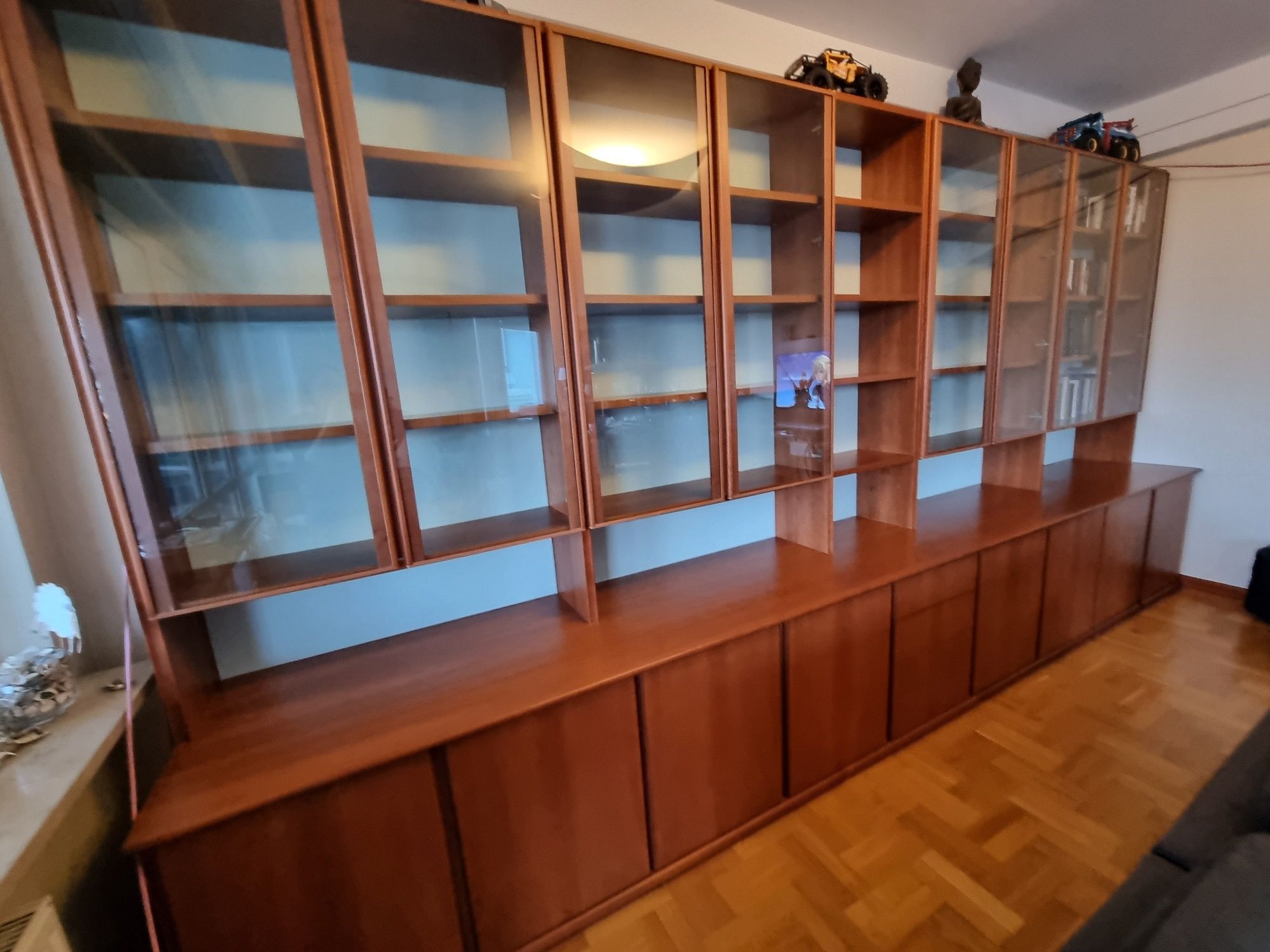 Piękna drewniana Biblioteczka