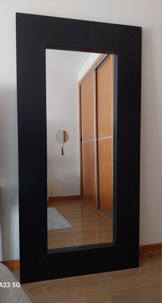 Vendo Espelho com moldura de madeira
