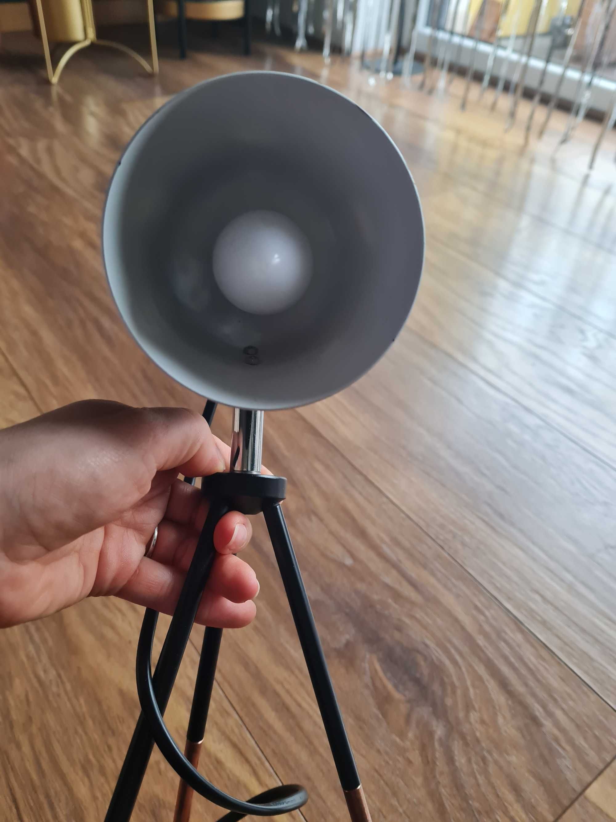 Lampa lampka stołowa trójnóg reflektor 32 cm