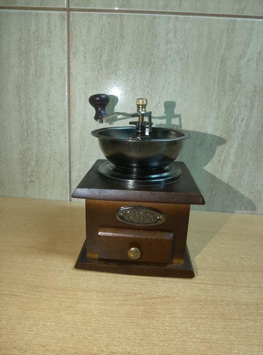 Drewniany ręczny młynek do kawy stylizowany na zabytkowy