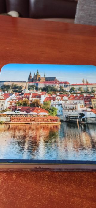 Жестяная коробка из-под конфет