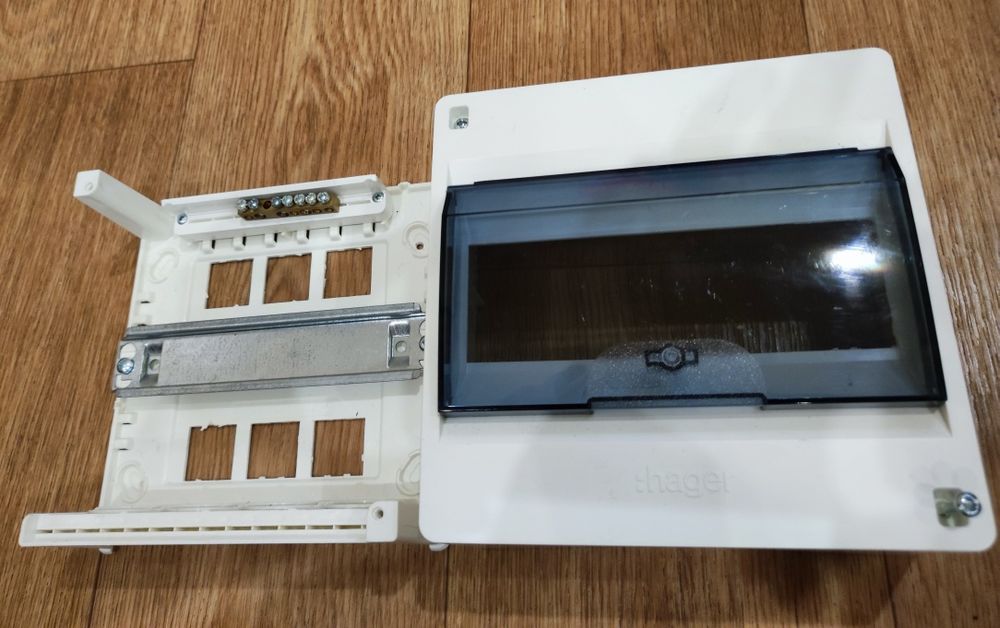 Щит розподільний навісний, накладний Hager Cosmos VD108TD на 8 модулів